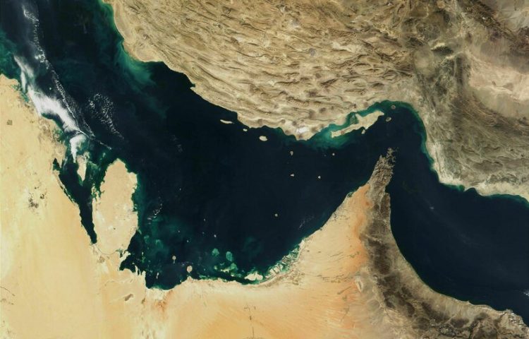 HANDOUT - 27.12.2011, ---, --: Der Persische Golf, die Straße von Hormus und der Golf von Oman in einer undatierten, von der NASA zur Verfügung gestellten, Satellitenaufnahme. (zu dpa: «Ölpreise steigen leicht - Marktlage beruhigt sich») Foto: -/The Visible Earth/NASA/dpa +++ dpa-Bildfunk +++